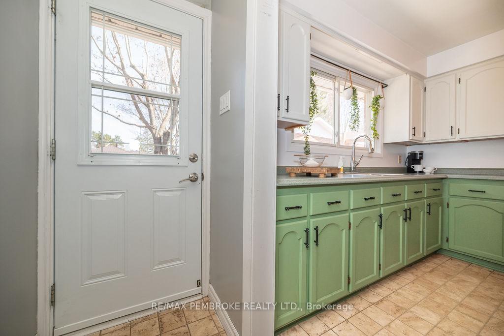 Photo 17 of 76 Frontenac Crescent, Deep River — HOMEH