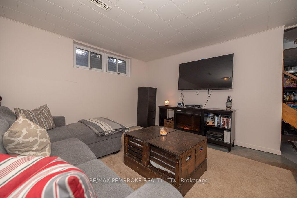 Photo 33 of 76 Frontenac Crescent, Deep River — HOMEH