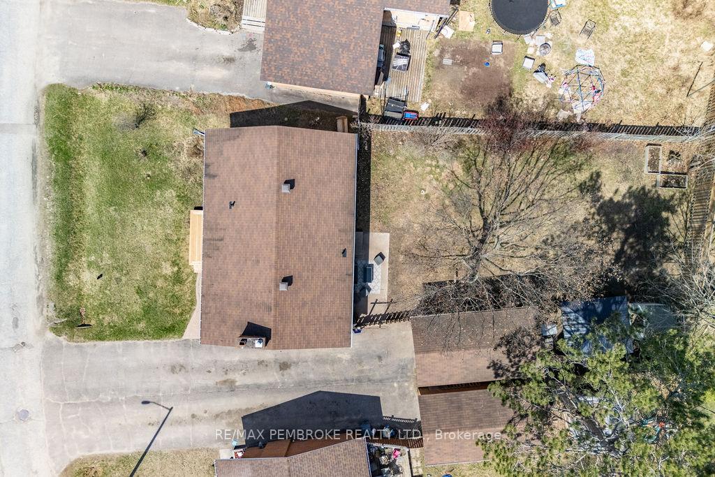 Photo 37 of 76 Frontenac Crescent, Deep River — HOMEH