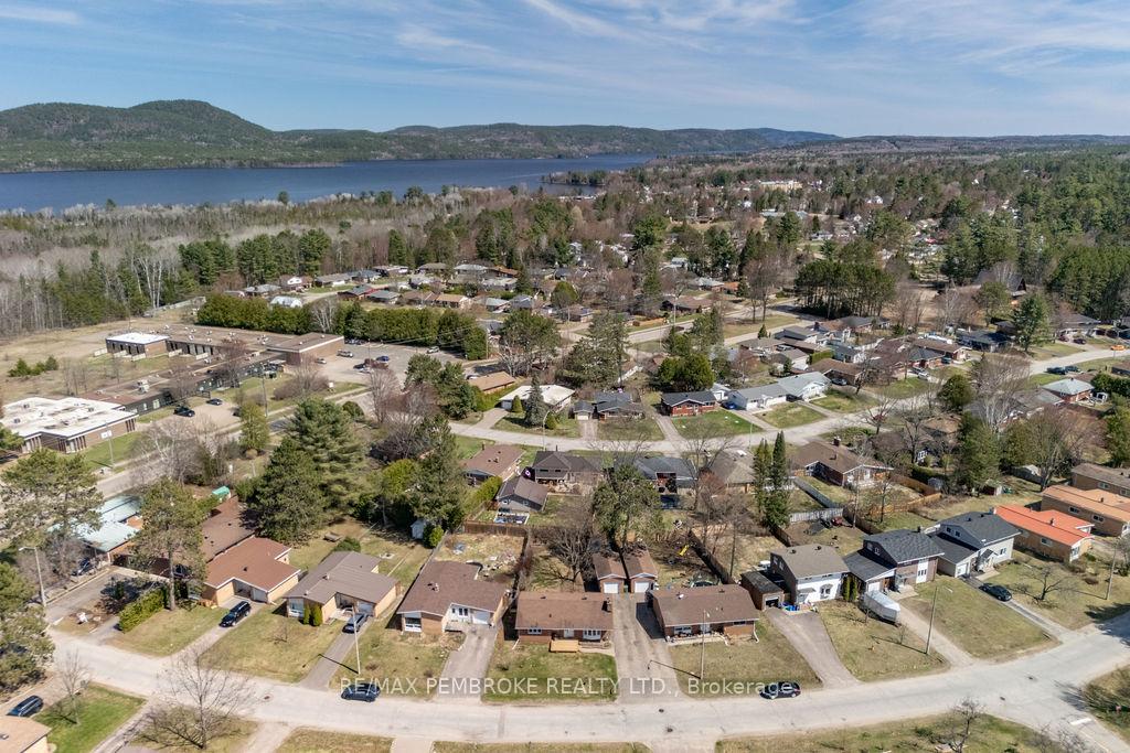 Photo 42 of 76 Frontenac Crescent, Deep River — HOMEH