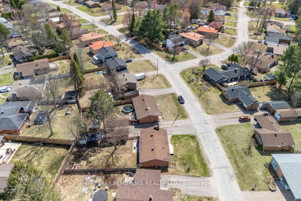Photo 43 of 76 Frontenac Crescent, Deep River — HOMEH