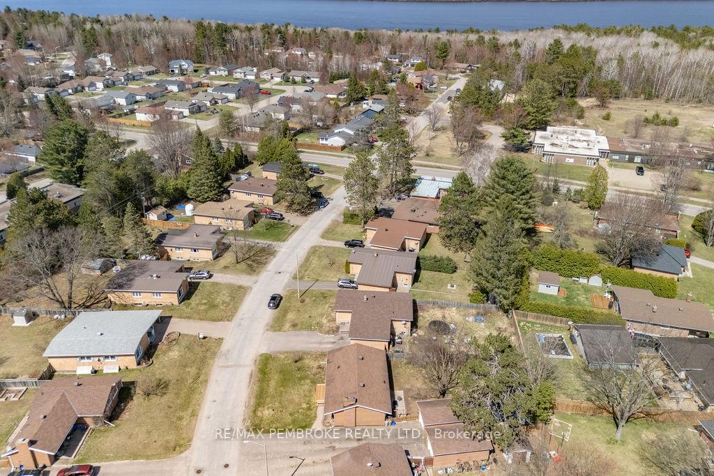 Photo 44 of 76 Frontenac Crescent, Deep River — HOMEH