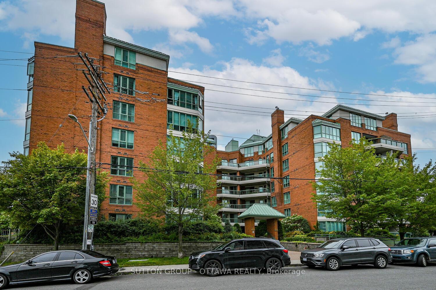 Front of Unit 202, 550 Cambridge Street S