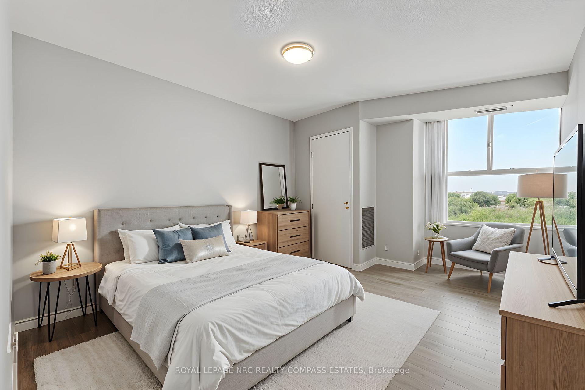 Photo 4 of Unit 807, 7 Gale Crescent, St. Catharines, E. Chester — HOMEH