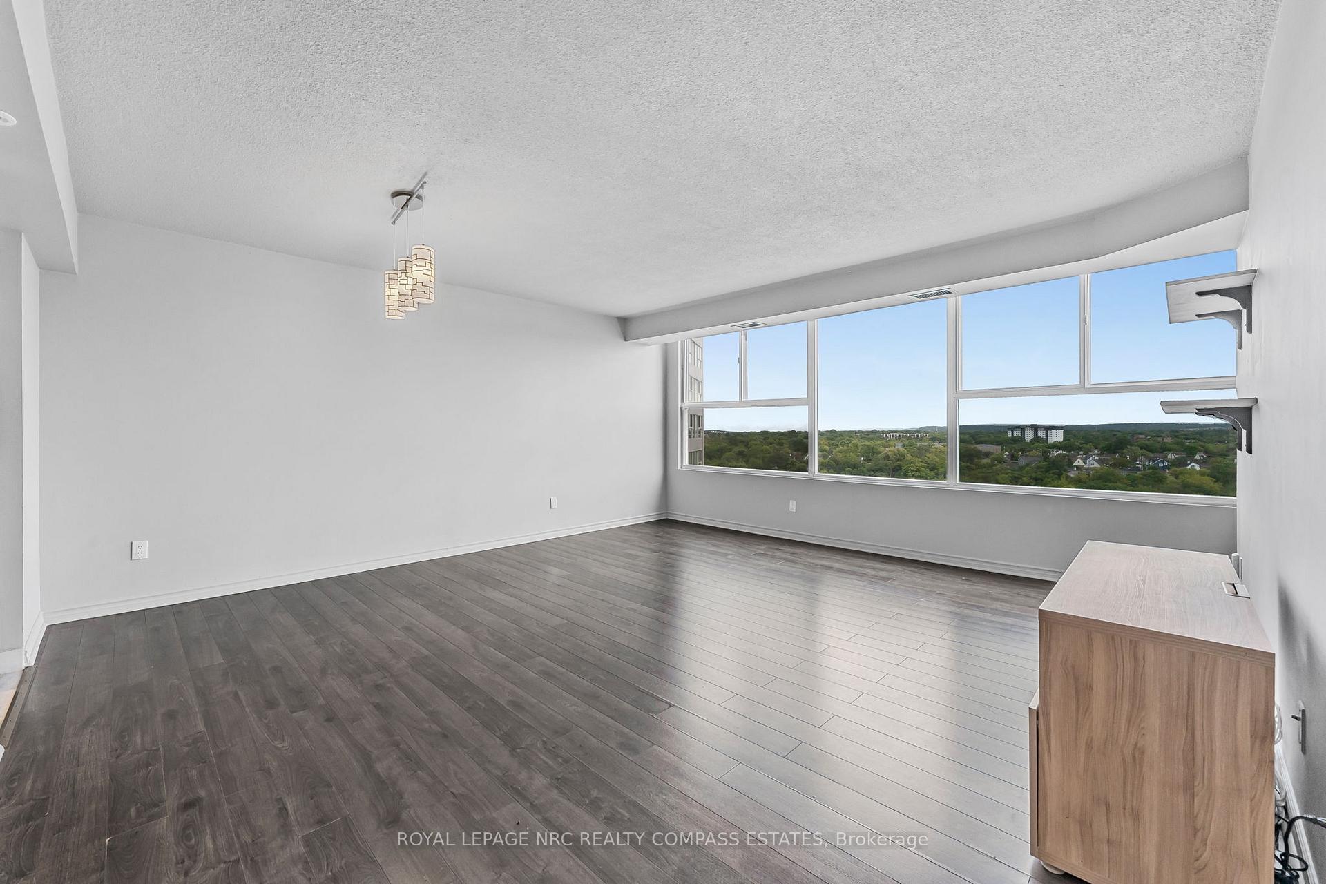 Photo 10 of Unit 807, 7 Gale Crescent, St. Catharines, E. Chester — HOMEH
