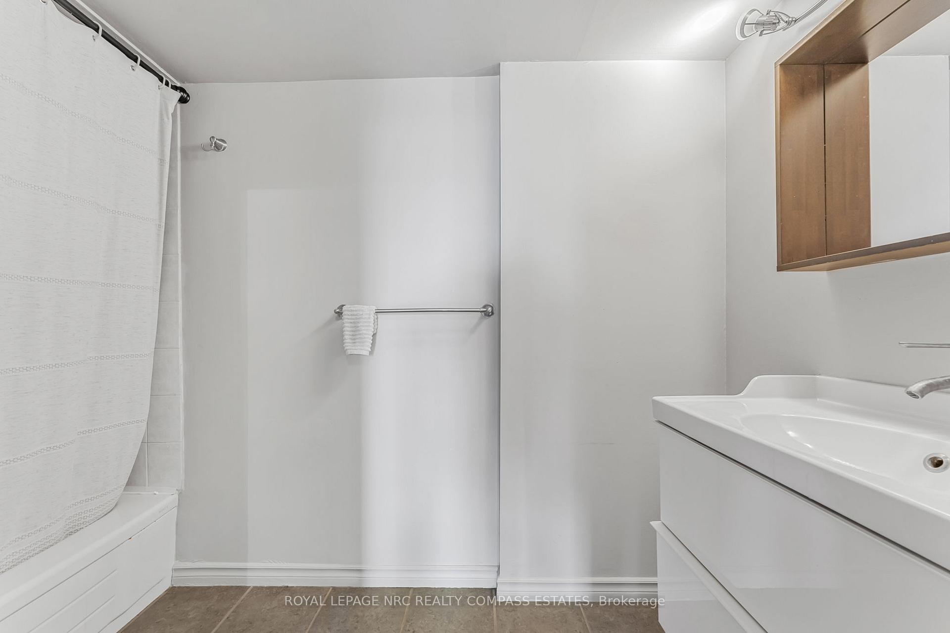 Photo 21 of Unit 807, 7 Gale Crescent, St. Catharines, E. Chester — HOMEH