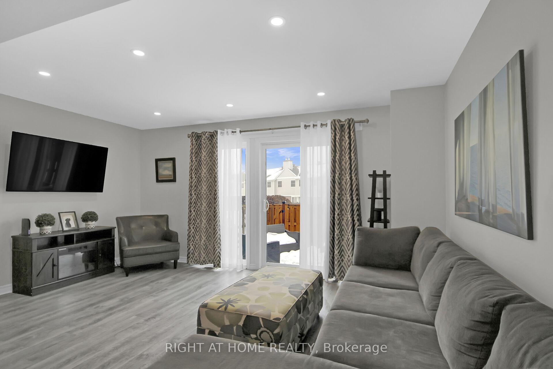 Photo 9 of 15 Bentbrook Crescent, Ottawa, Barrhaven - Heritage Park — HOMEH