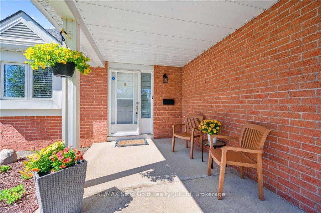 Photo 4 of 5 Quinte Crescent, Kitchener — HOMEH