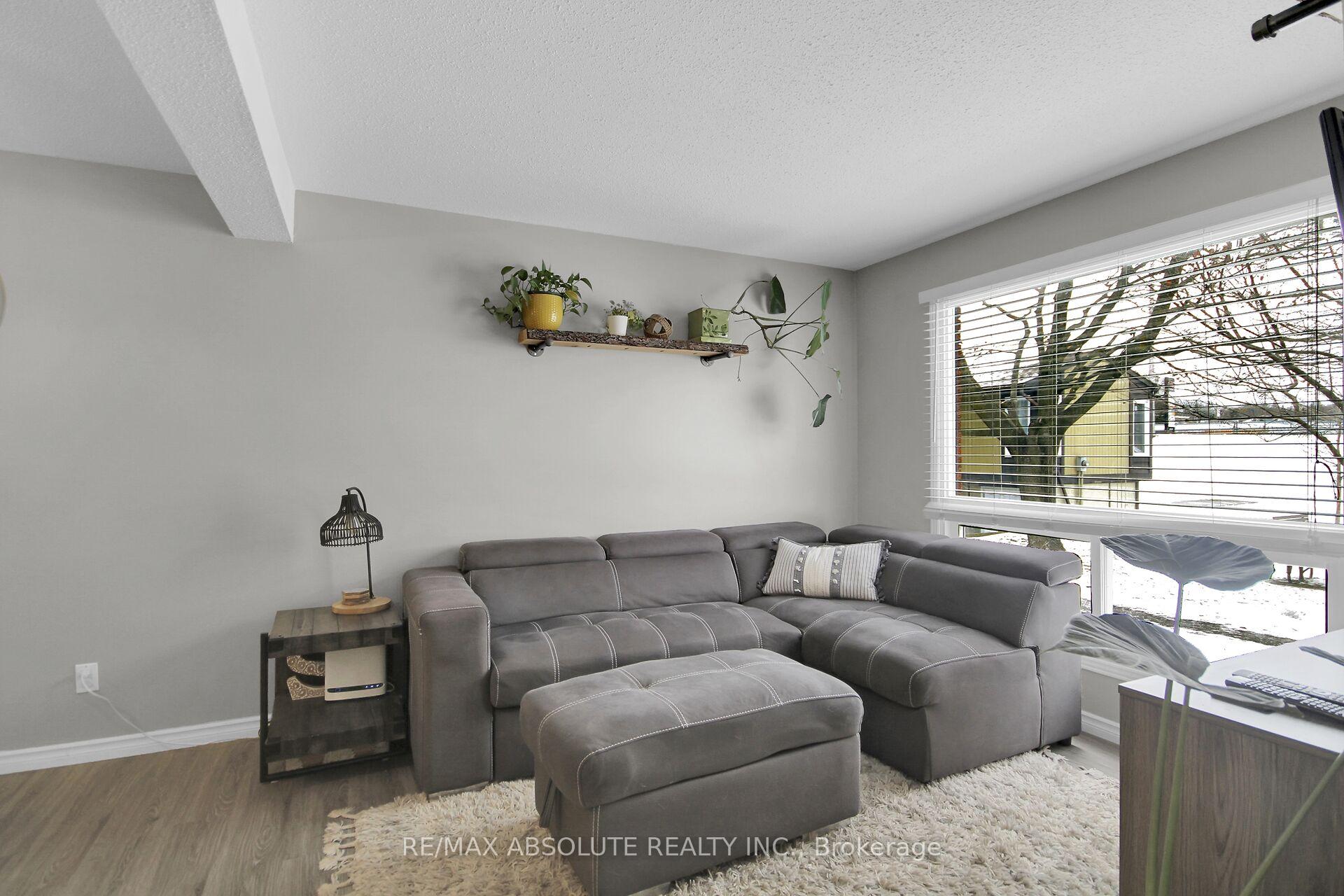 Photo 5 of 1356 Bakker Court, Ottawa, Convent Glen South — HOMEH