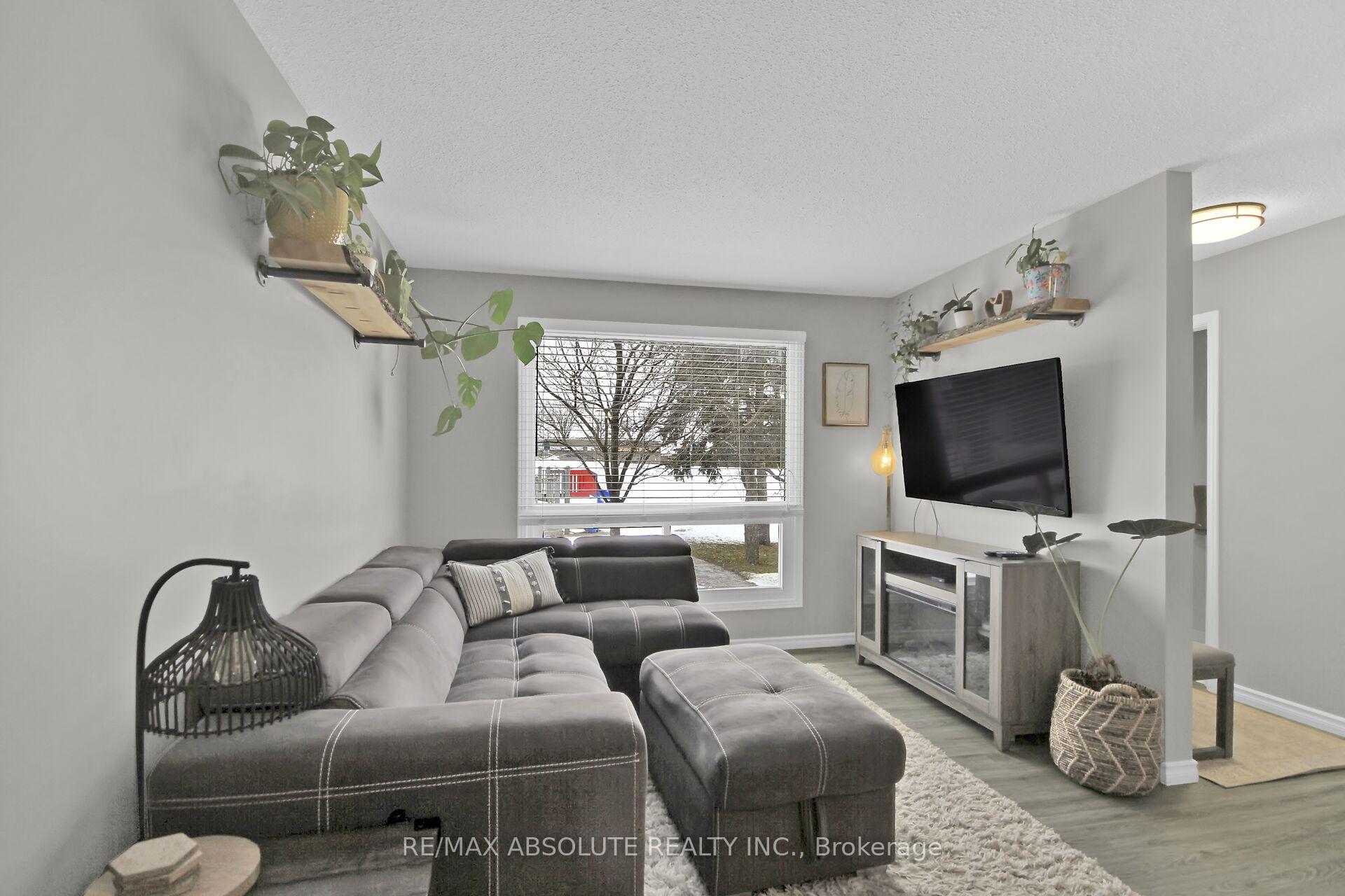 Photo 6 of 1356 Bakker Court, Ottawa, Convent Glen South — HOMEH
