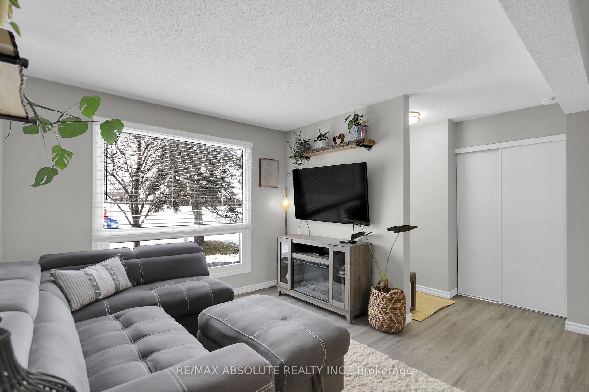Photo 8 of 1356 Bakker Court, Ottawa, Convent Glen South — HOMEH