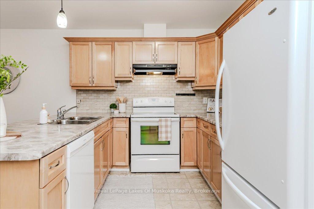 Photo 38 of Unit GL2, 10A Kimberley Avenue, Bracebridge, Macaulay — HOMEH