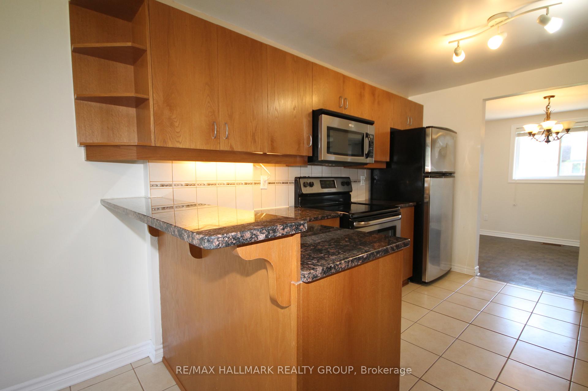 Photo 2 of 37 B Glenridge Road, Ottawa, Meadowlands/Crestview — HOMEH