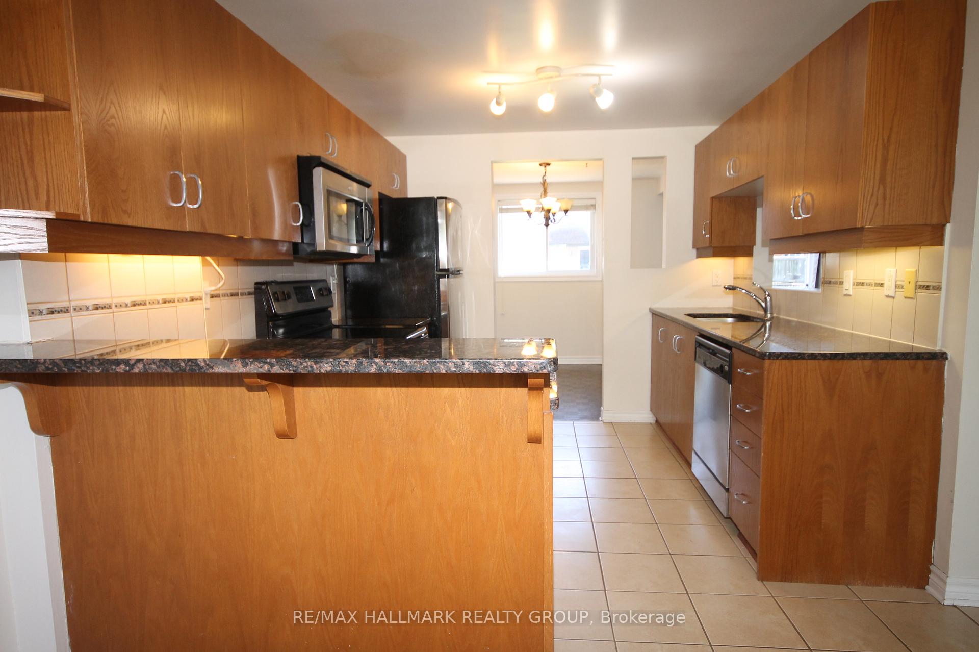 Photo 3 of 37 B Glenridge Road, Ottawa, Meadowlands/Crestview — HOMEH