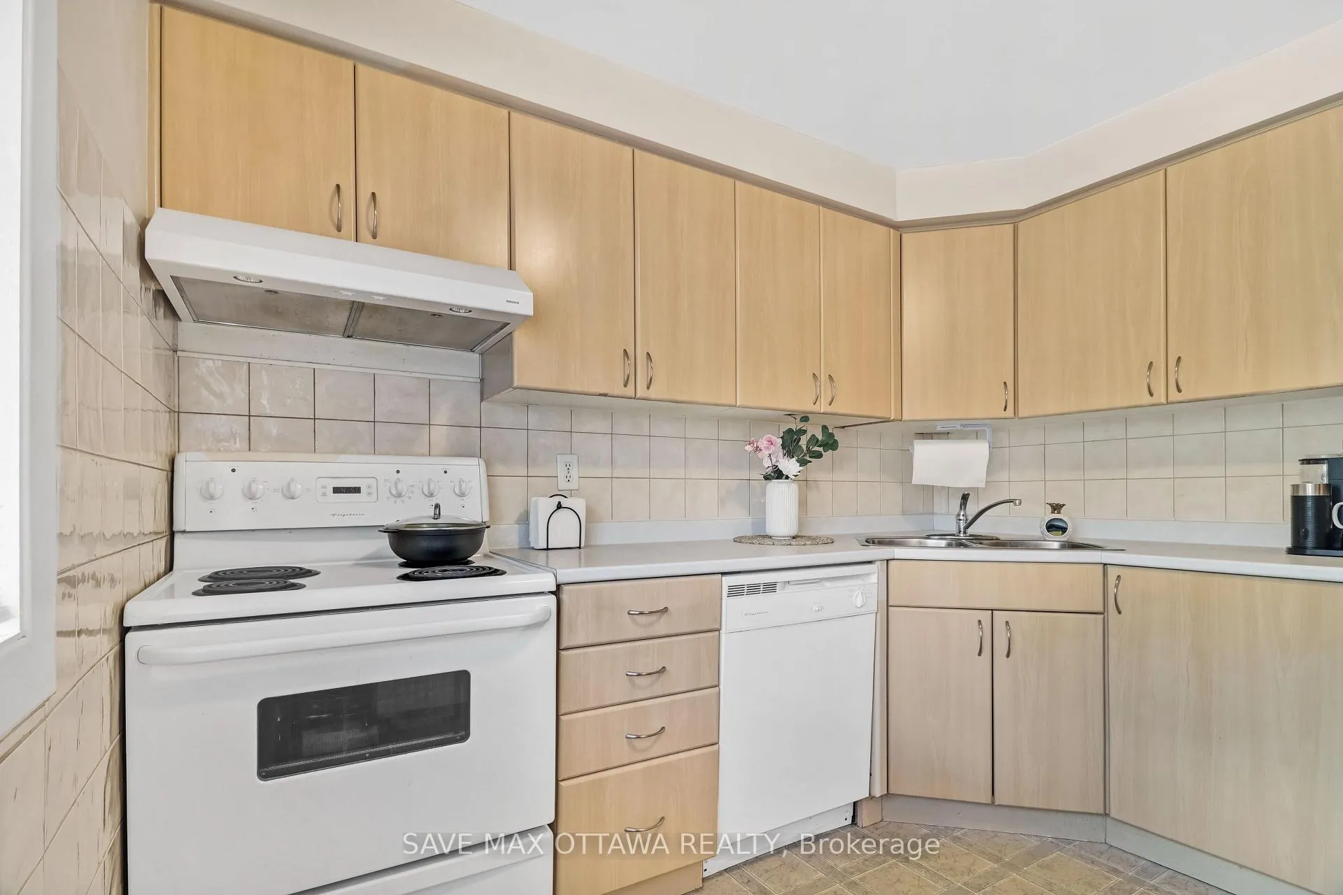 Photo 5 of 3036 Fairlea Crescent, Ottawa, Heron Gate/Industrial Park — HOMEH