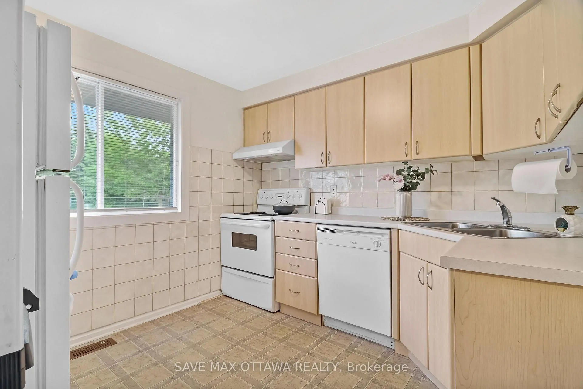 Photo 6 of 3036 Fairlea Crescent, Ottawa, Heron Gate/Industrial Park — HOMEH