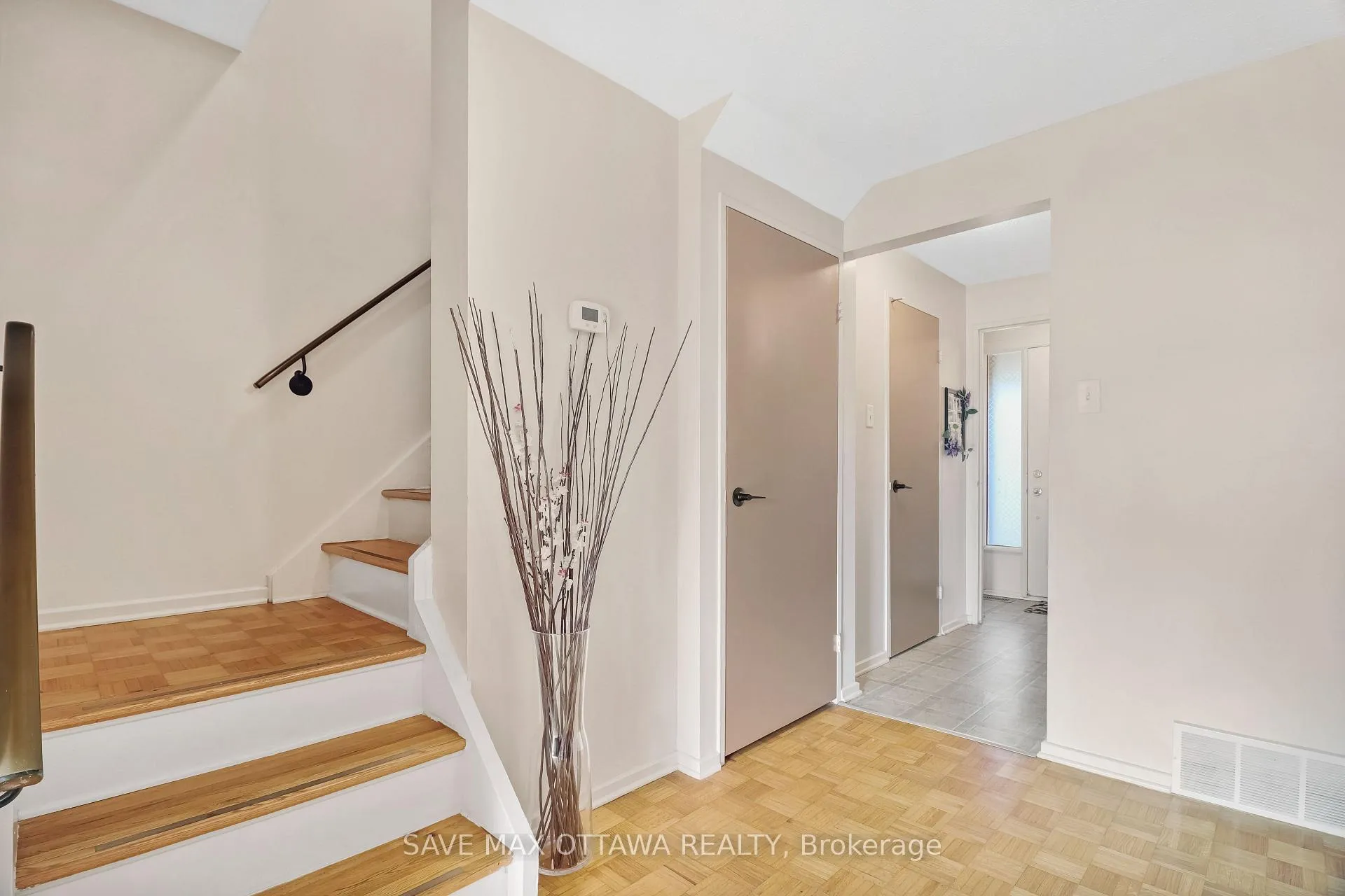 Photo 7 of 3036 Fairlea Crescent, Ottawa, Heron Gate/Industrial Park — HOMEH