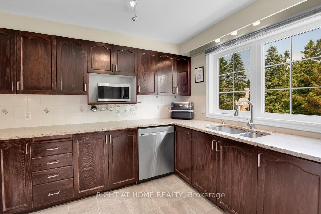 Photo 12 of 22 Wrenwood Crescent, Ottawa, Centrepointe — HOMEH
