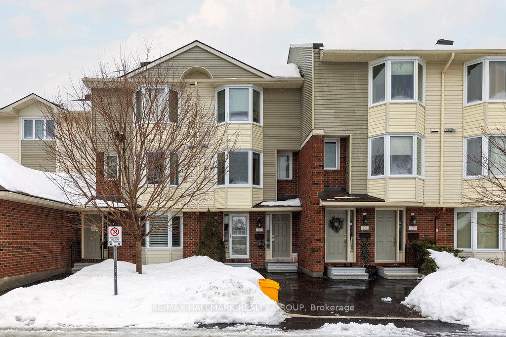Photo 1 of 35-223 Harriot, Ottawa, Hunt Club Park/Greenboro — HOMEH