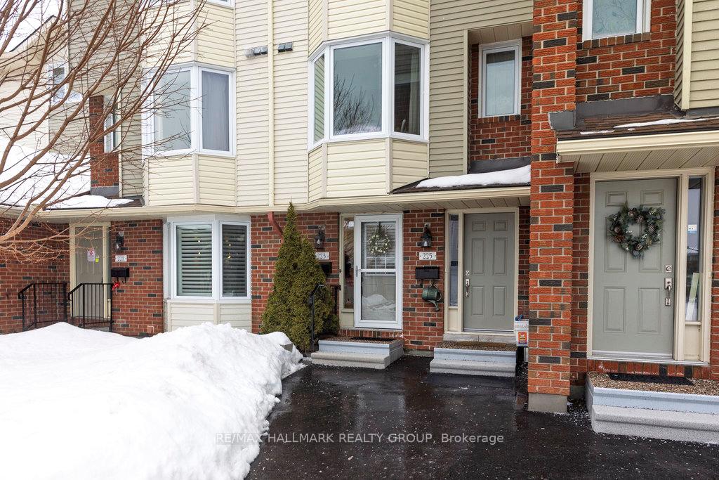 Photo 2 of 35-223 Harriot, Ottawa, Hunt Club Park/Greenboro — HOMEH