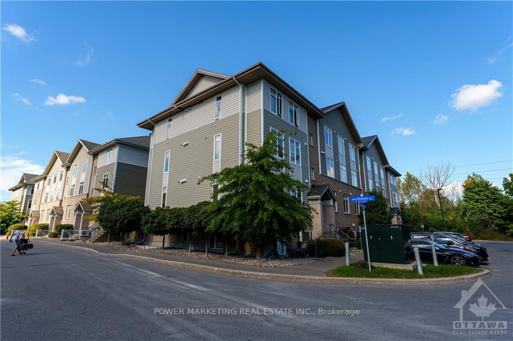 Photo 2 of 861D Blackcomb, Ottawa, Elmvale Acres — HOMEH