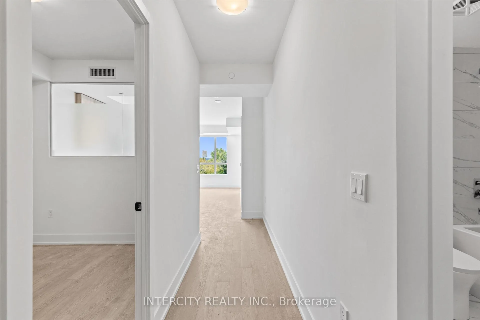 Photo 4 of Unit 424, 2075 King Road, King, King City — HOMEH