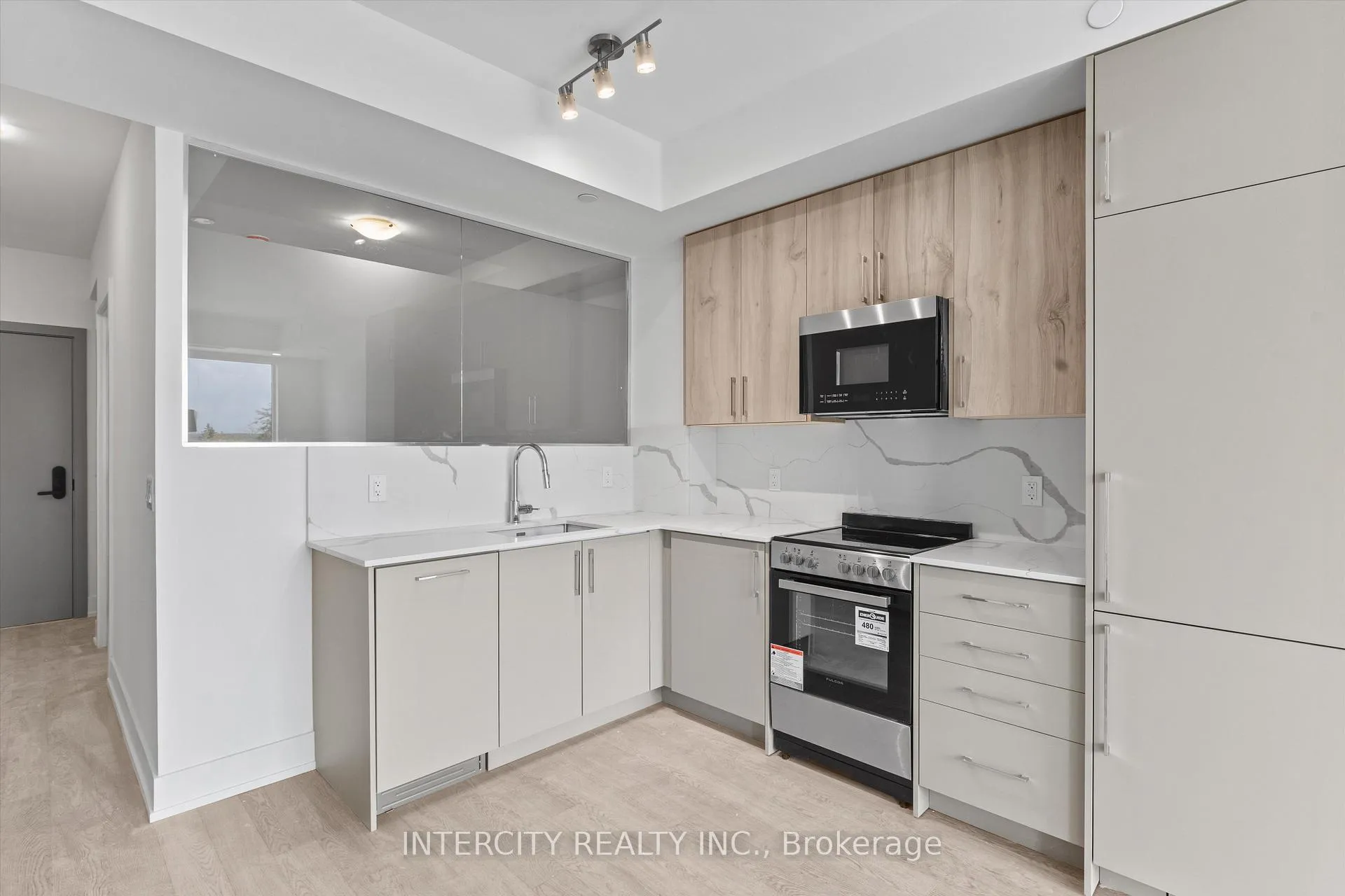 Photo 5 of Unit 424, 2075 King Road, King, King City — HOMEH