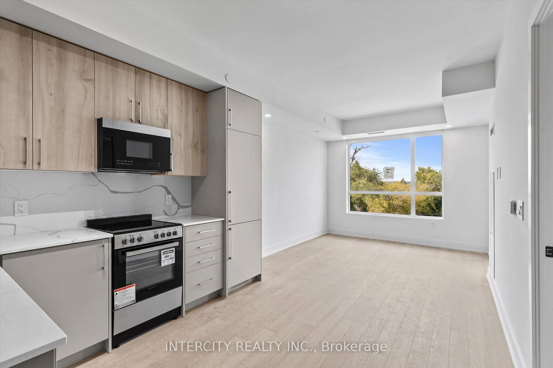 Photo 7 of Unit 424, 2075 King Road, King, King City — HOMEH