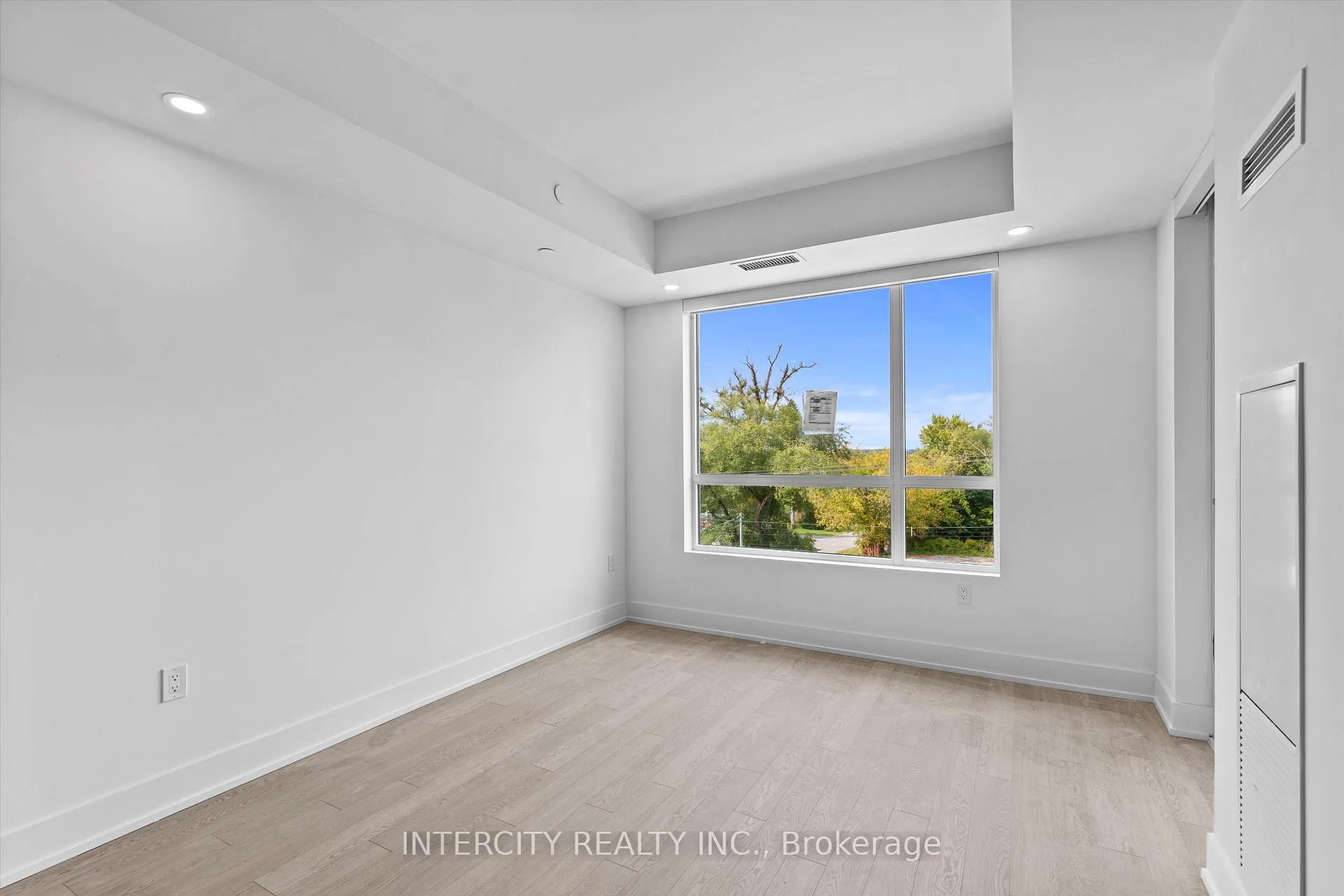 Photo 8 of Unit 424, 2075 King Road, King, King City — HOMEH