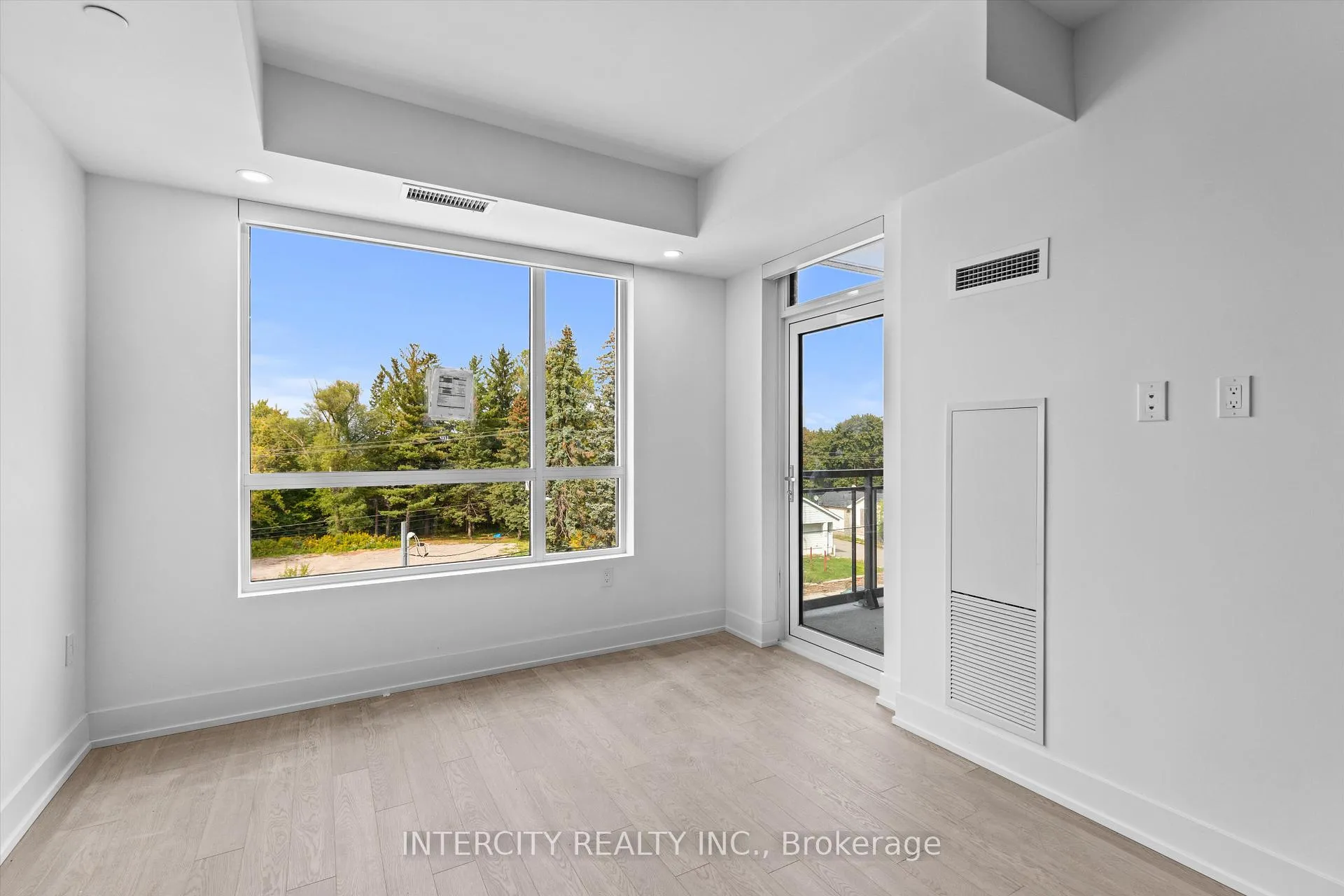 Photo 9 of Unit 424, 2075 King Road, King, King City — HOMEH