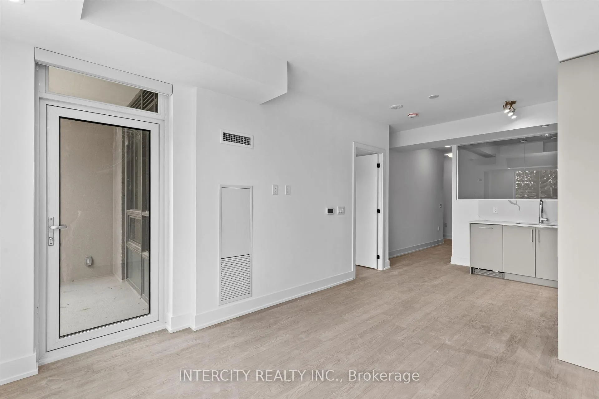 Photo 10 of Unit 424, 2075 King Road, King, King City — HOMEH