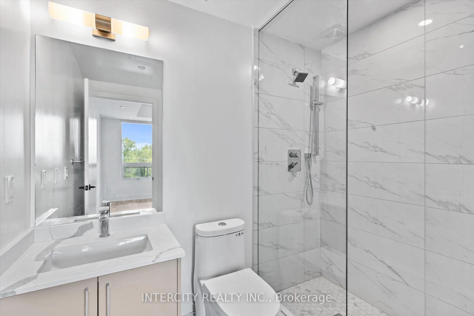 Photo 12 of Unit 424, 2075 King Road, King, King City — HOMEH