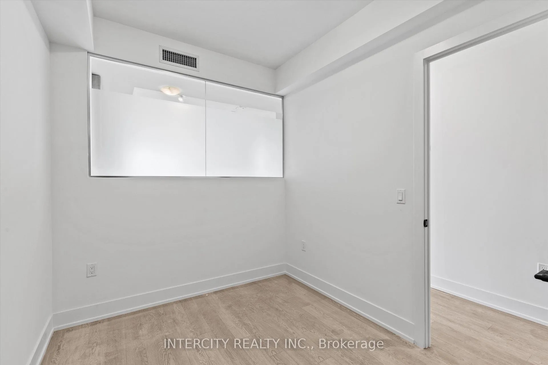 Photo 13 of Unit 424, 2075 King Road, King, King City — HOMEH