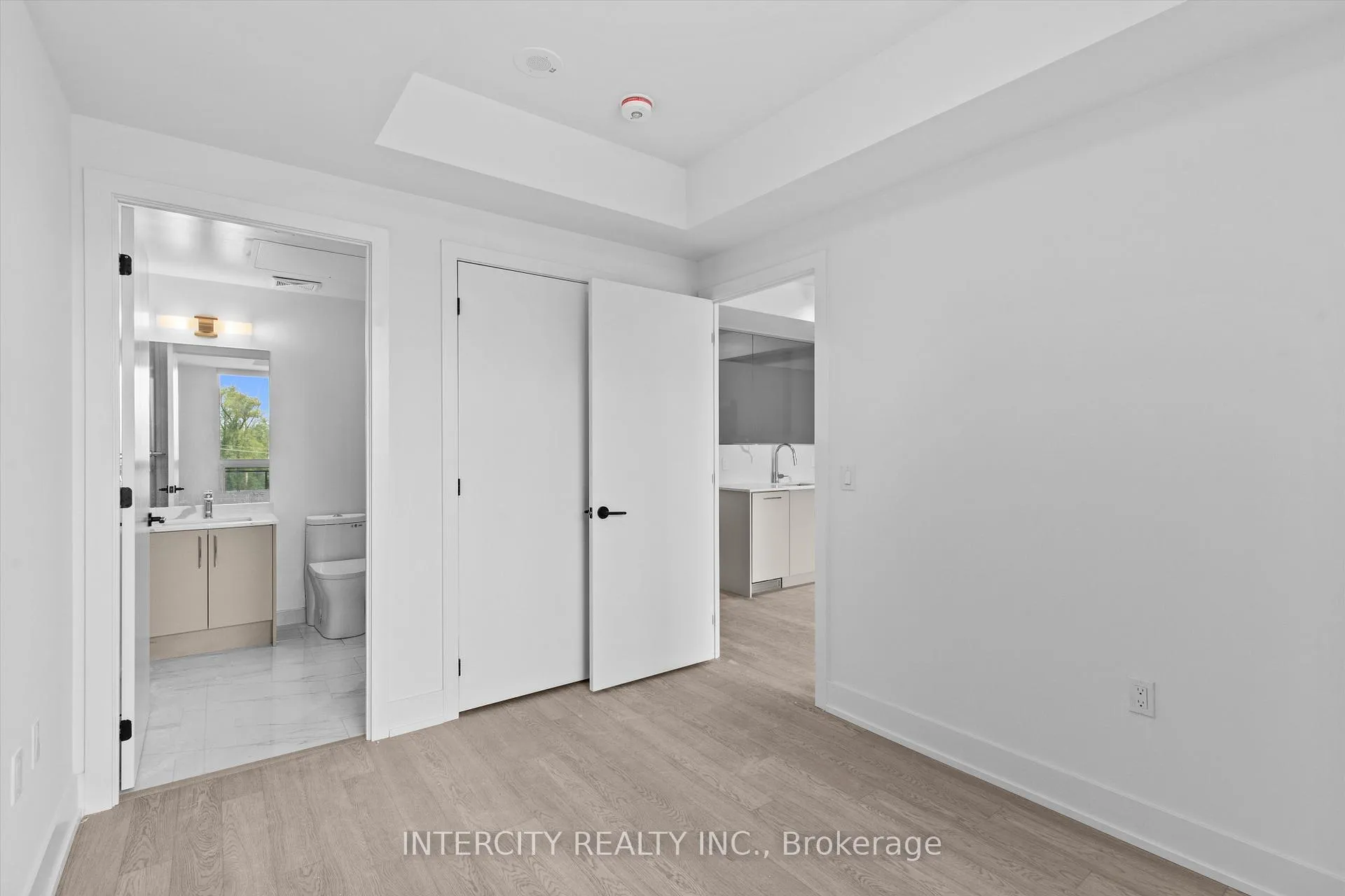 Photo 16 of Unit 424, 2075 King Road, King, King City — HOMEH