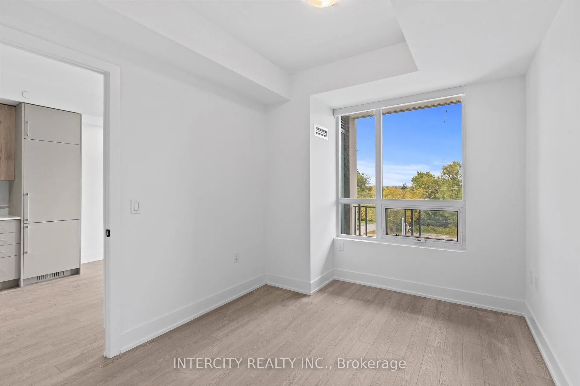 Photo 18 of Unit 424, 2075 King Road, King, King City — HOMEH