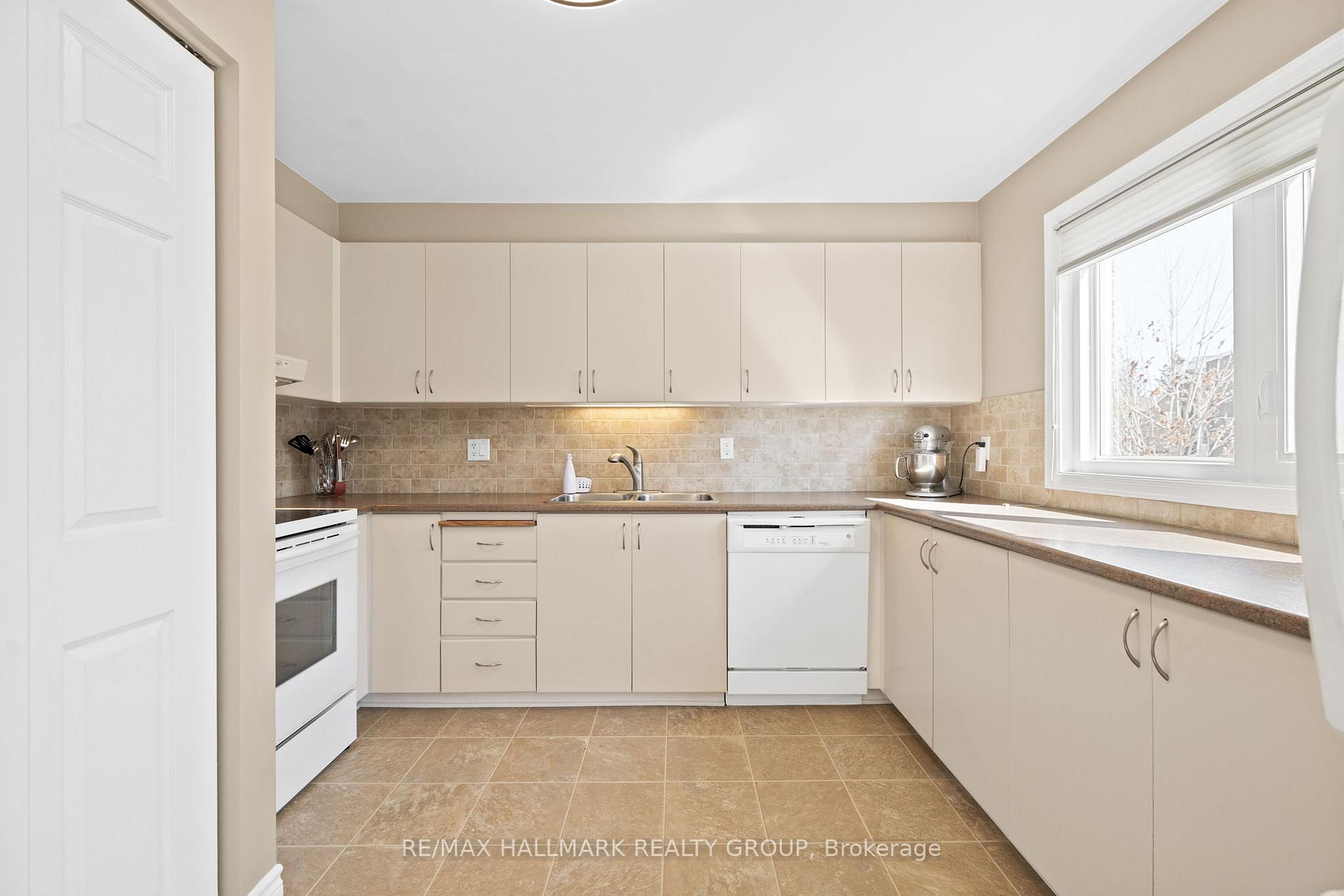 Photo 20 of 12C Maple Ridge Crescent, Ottawa, Barrhaven - Pheasant Run — HOMEH