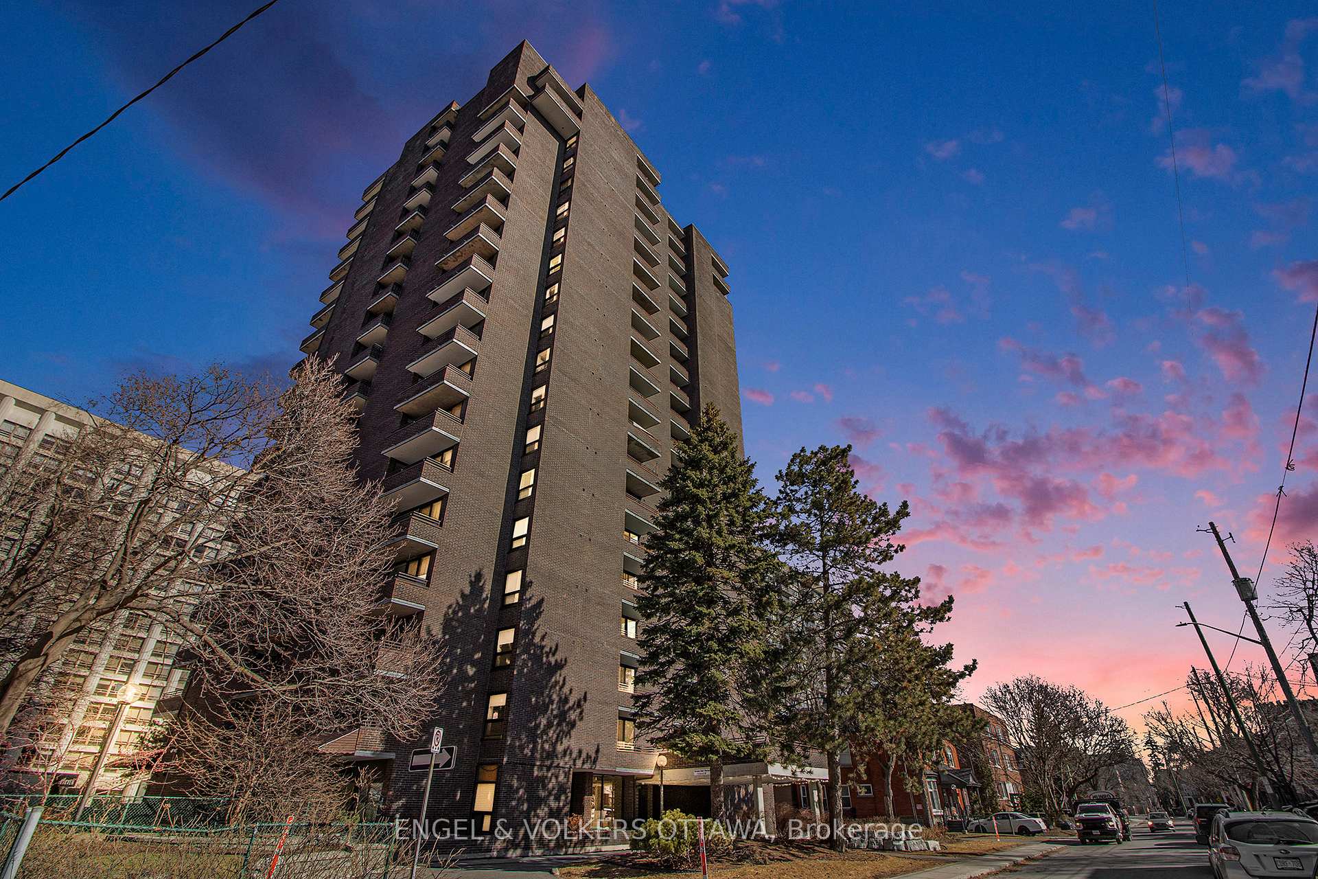 Front of Unit 1106, 71 Somerset Street W