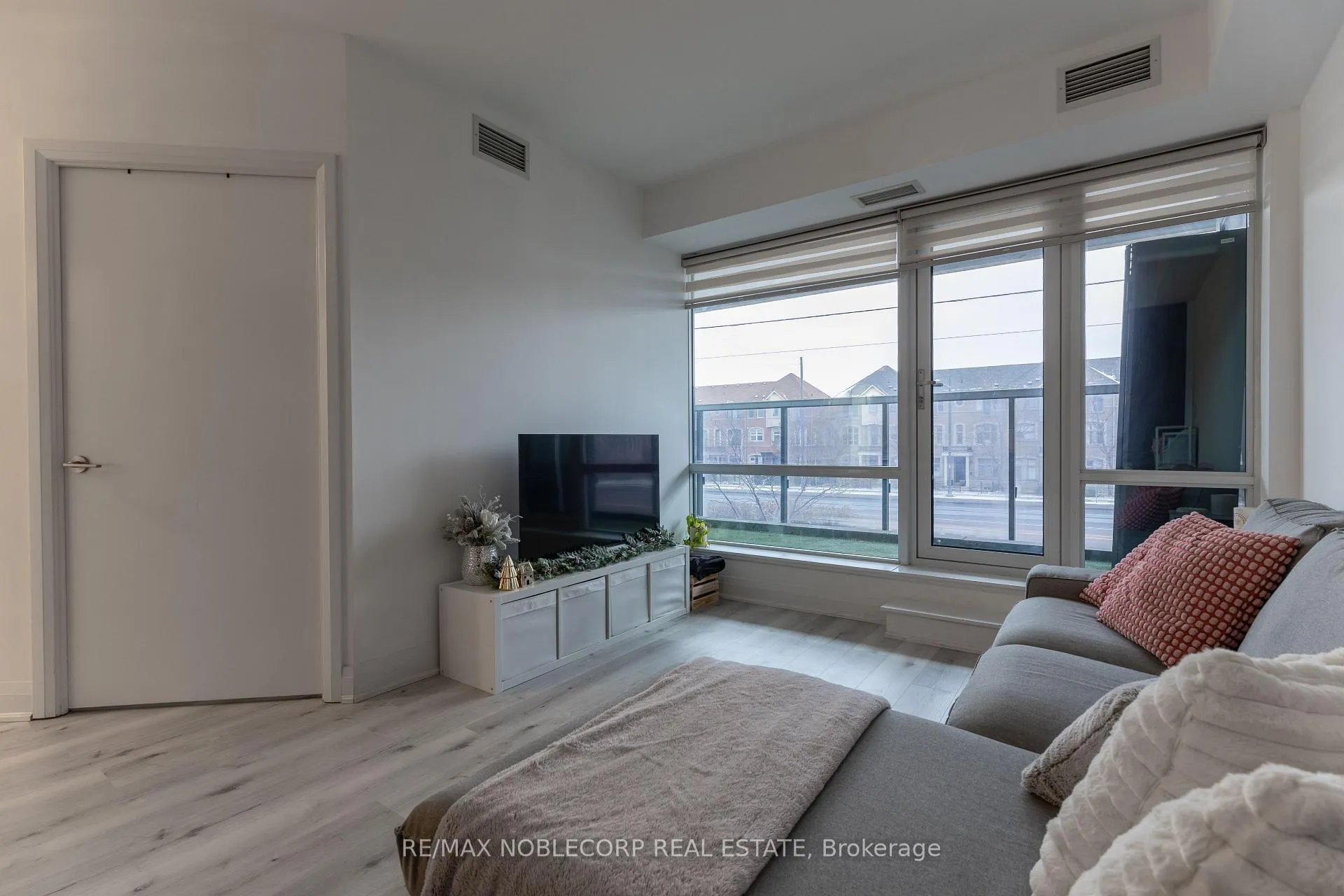 Photo 11 of Unit 232, 4800 Highway 7, Vaughan, East Woodbridge — HOMEH