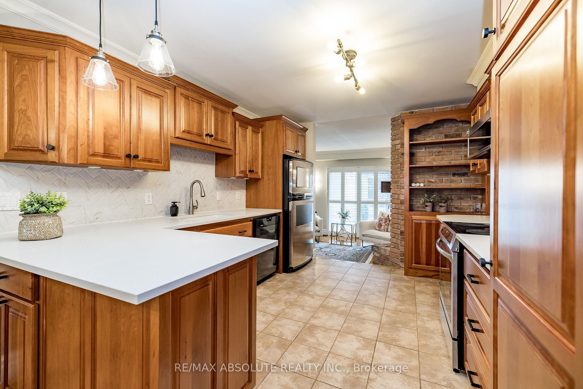 Photo 13 of 2581 Flannery Drive, Ottawa, Mooneys Bay/Riverside Park — HOMEH
