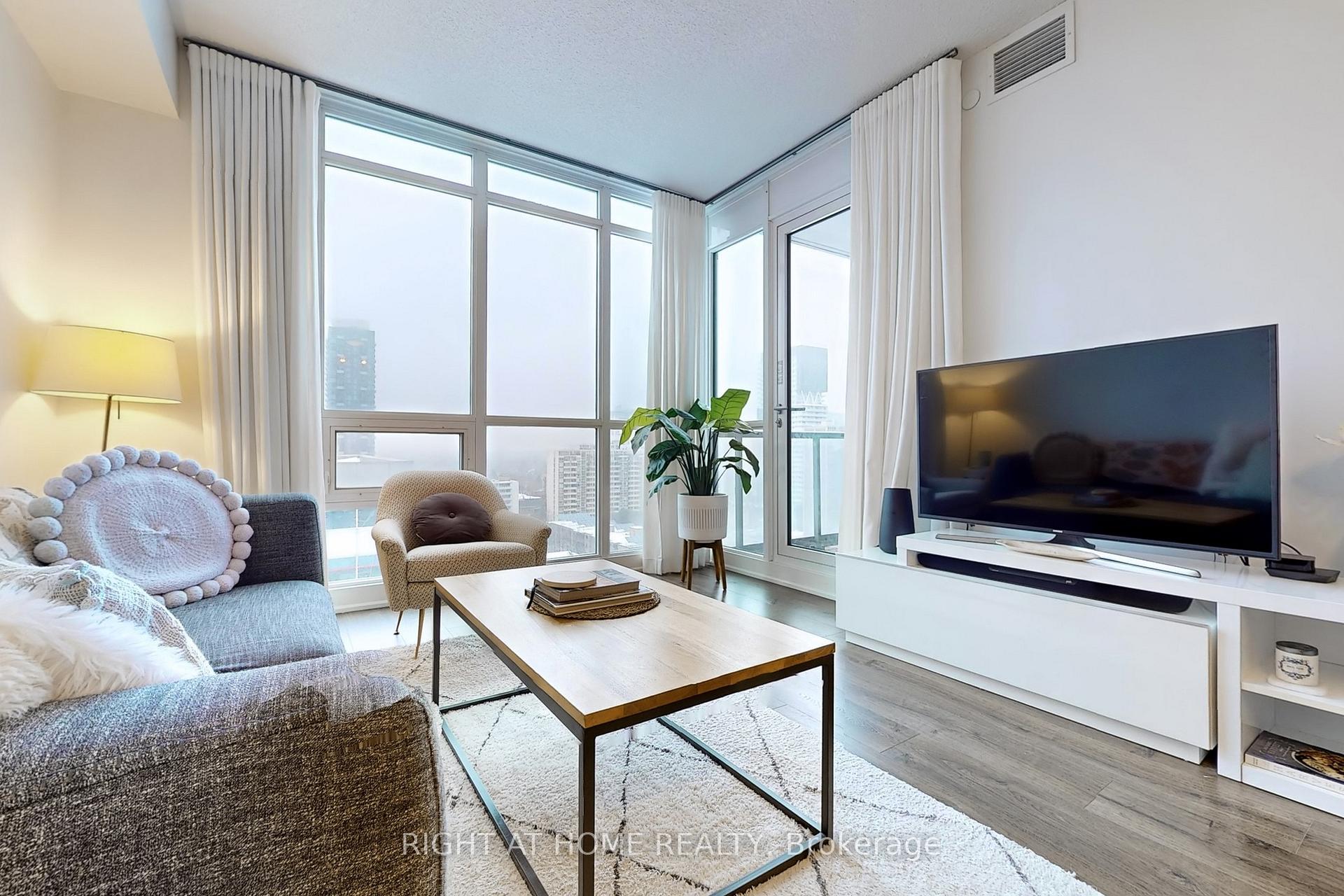 Photo 3 of Unit 1506, 30 Roehampton Avenue, Toronto, Mount Pleasant East — HOMEH