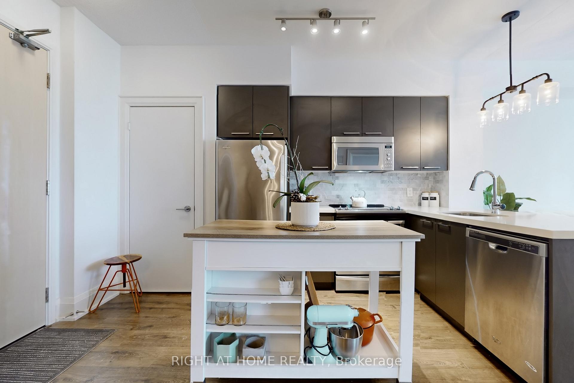Photo 6 of Unit 1506, 30 Roehampton Avenue, Toronto, Mount Pleasant East — HOMEH