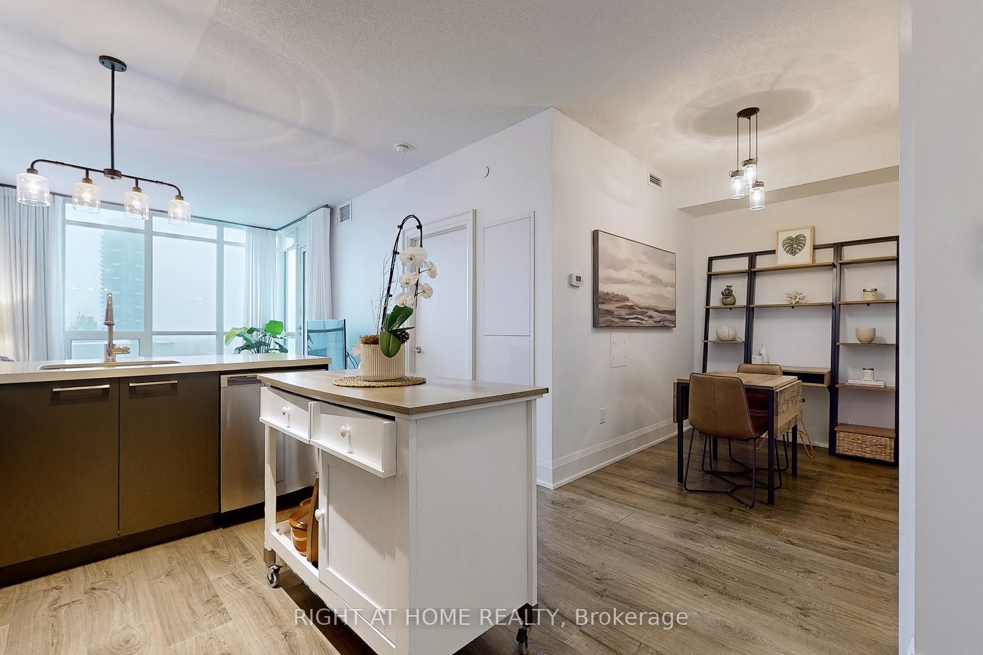 Photo 7 of Unit 1506, 30 Roehampton Avenue, Toronto, Mount Pleasant East — HOMEH