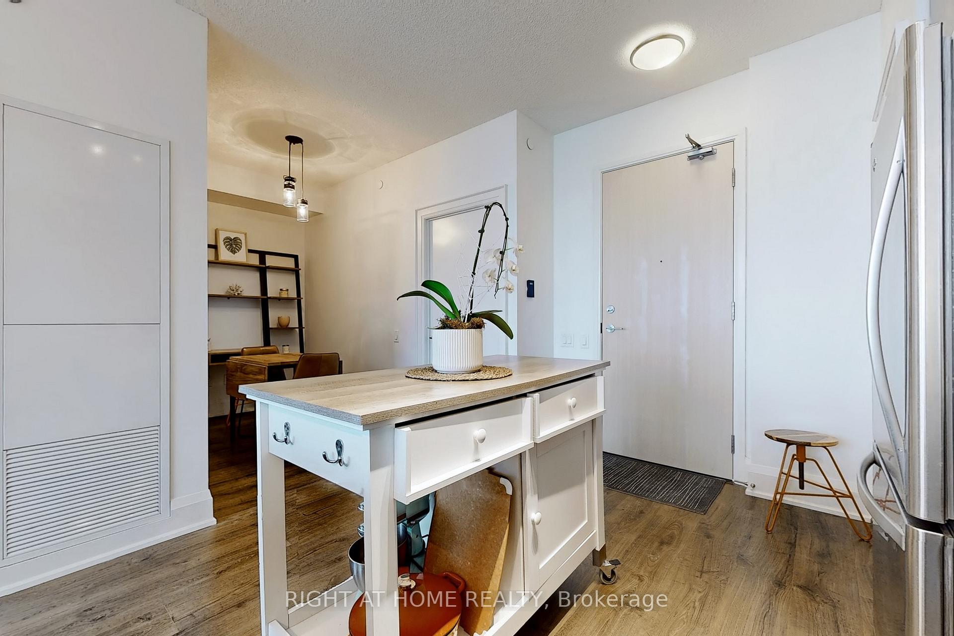 Photo 8 of Unit 1506, 30 Roehampton Avenue, Toronto, Mount Pleasant East — HOMEH