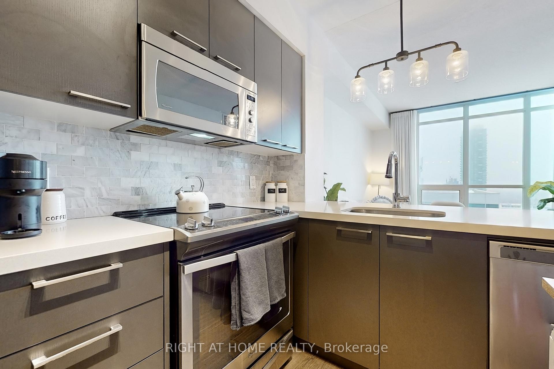 Photo 9 of Unit 1506, 30 Roehampton Avenue, Toronto, Mount Pleasant East — HOMEH