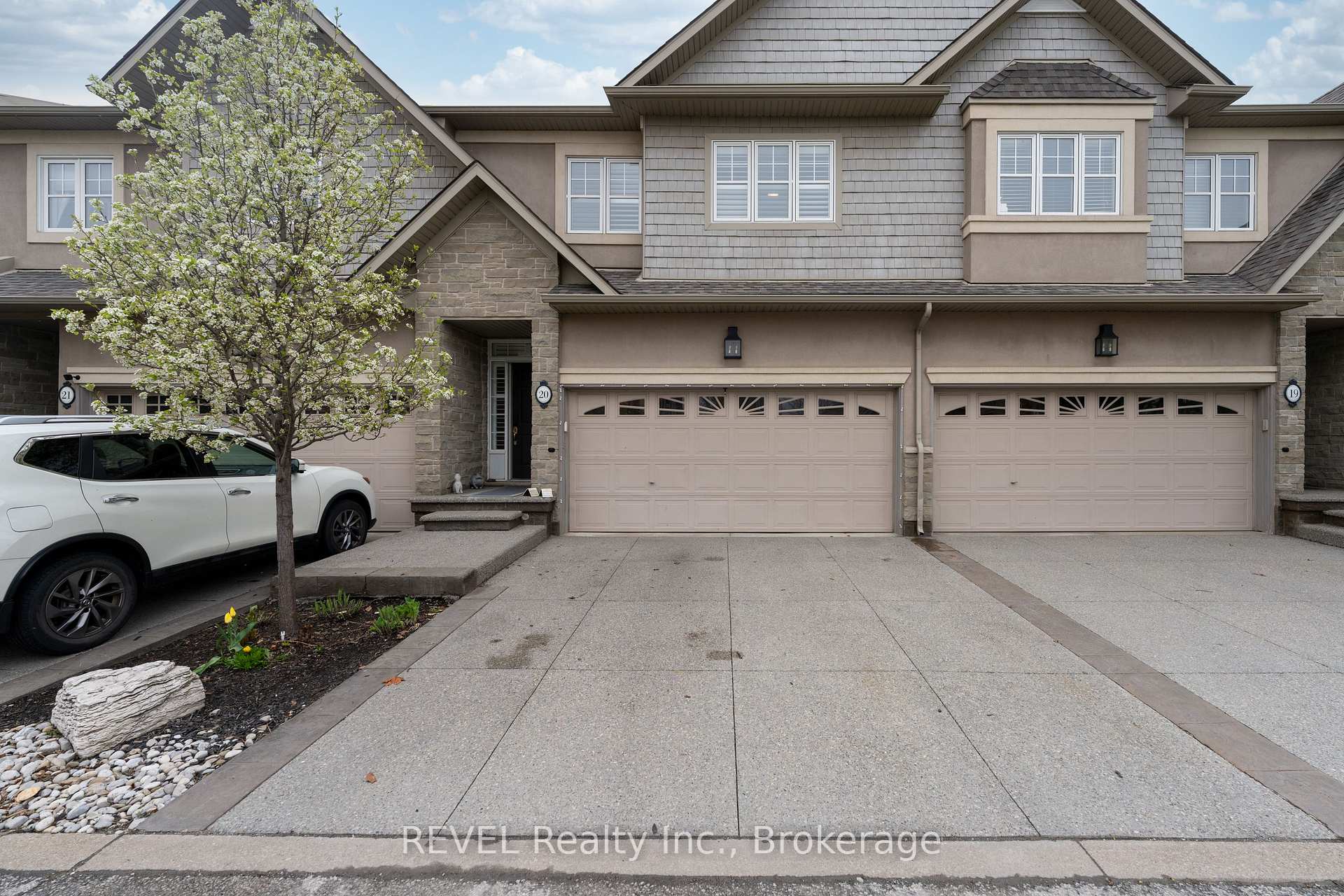Photo 1 of Unit 20, 31 Sunvale Place, Hamilton, Lakeshore — HOMEH