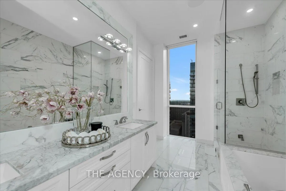 Photo 4 of Unit PH15, 70 Roehampton Avenue, Toronto, Mount Pleasant West — HOMEH