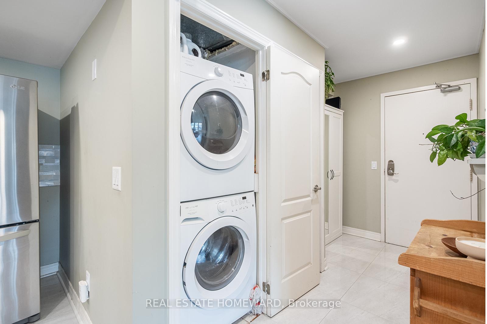 Photo 8 of Unit 301, 1941 Queen Street E, Toronto, The Beaches — HOMEH