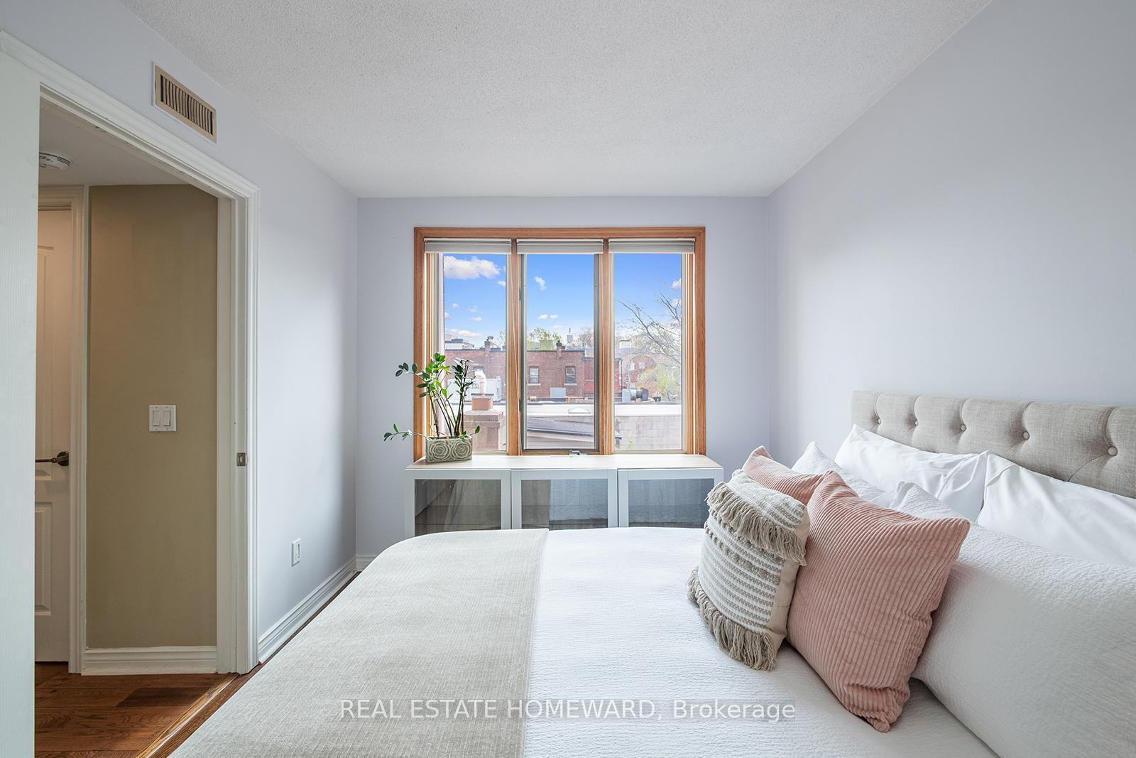 Photo 13 of Unit 301, 1941 Queen Street E, Toronto, The Beaches — HOMEH
