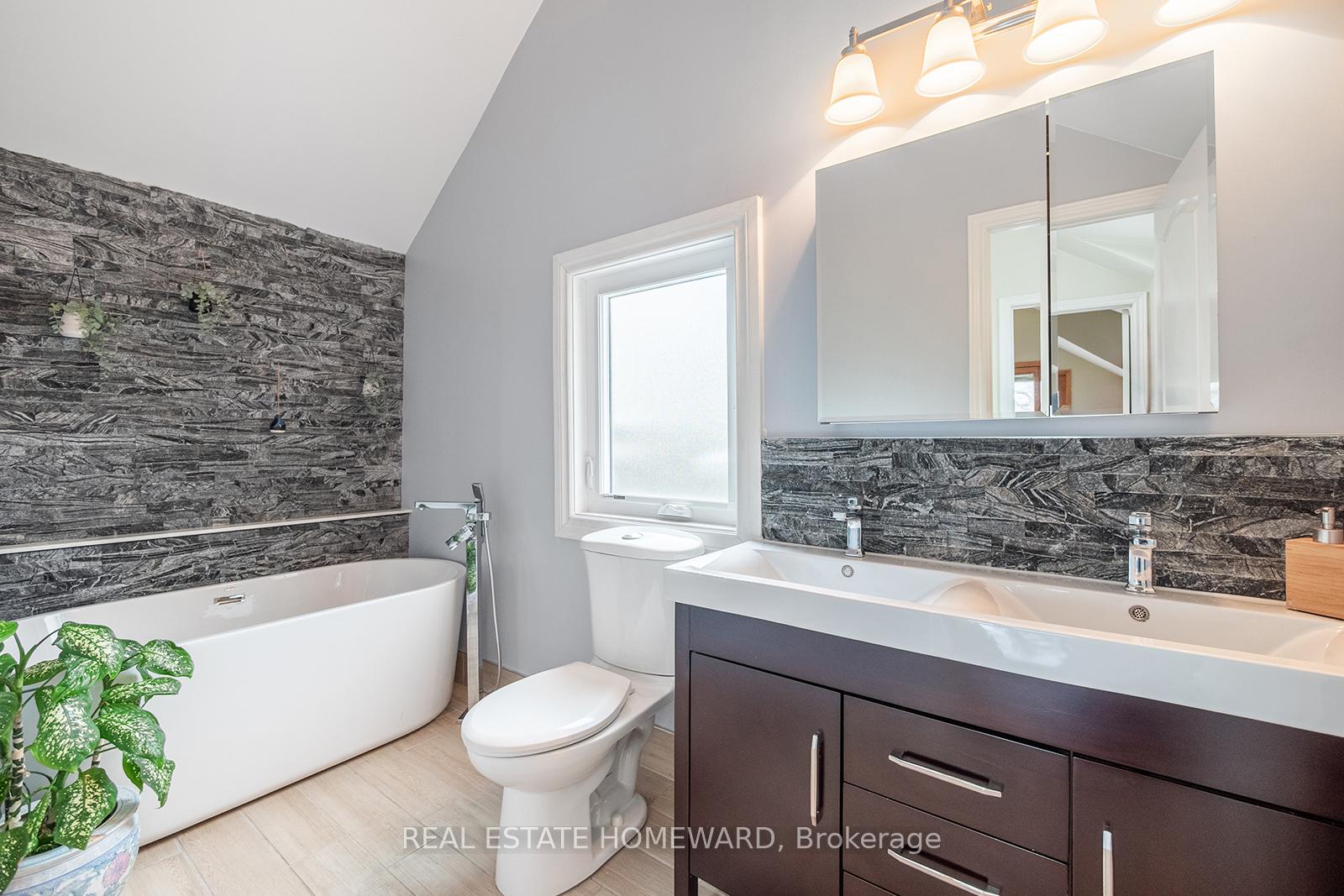 Photo 19 of Unit 301, 1941 Queen Street E, Toronto, The Beaches — HOMEH