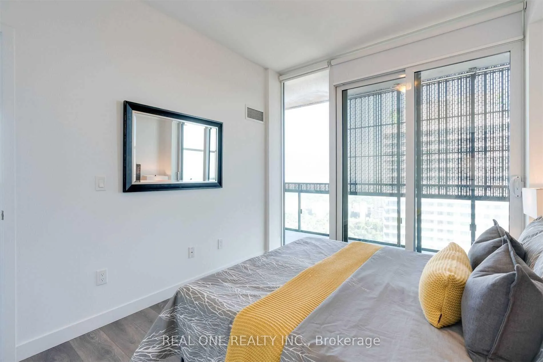 Photo 4 of Unit 5011, 8 Eglinton Avenue E, Toronto, Mount Pleasant West — HOMEH
